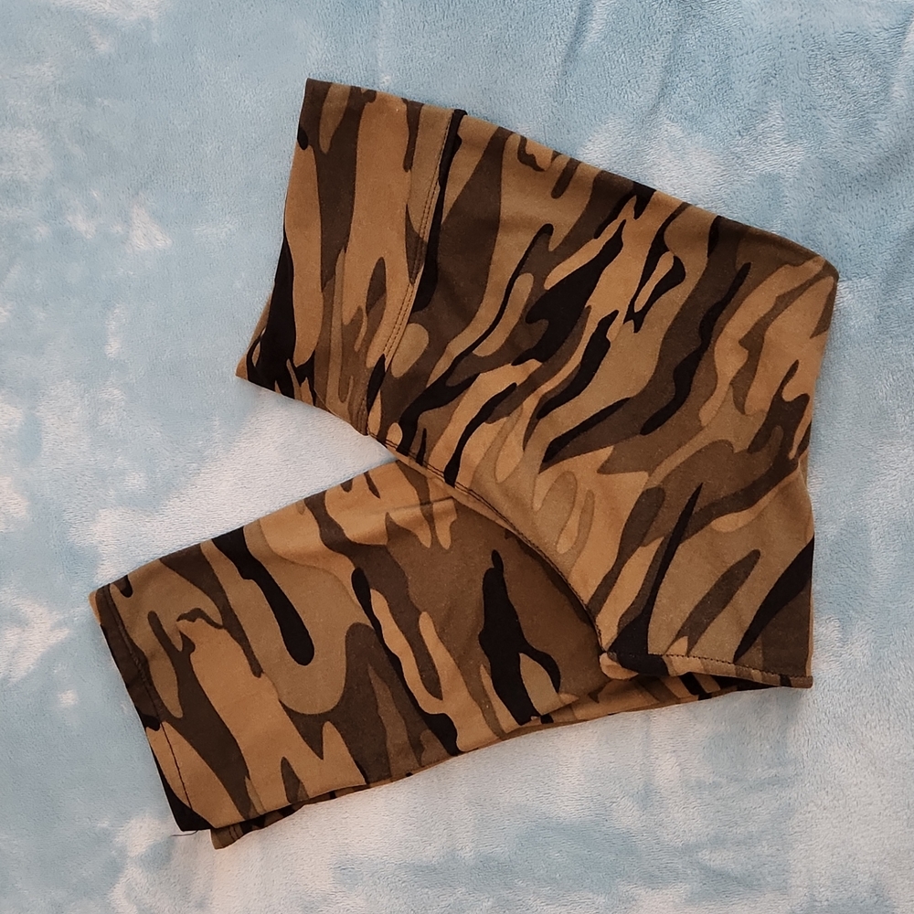 Womens Camo Leggings, calve length, size M